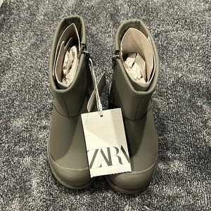 Zara Baby Green Rain Boots Size 6 1/2 USA BNWT Never Worn
